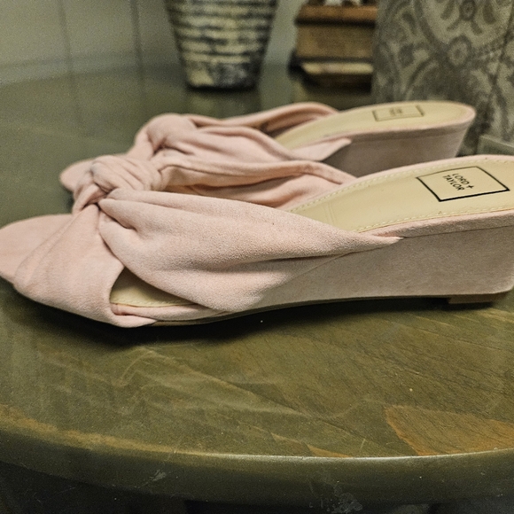 SHOES - Picture 2 of 6